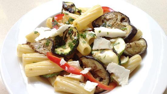Imatge extreta de http://www.lapastaperalscatalans.cat/receptes/vegetals/pasta-amb-verdures-a-la-planxa.html